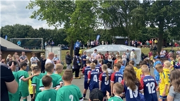 Nachwuchsfußballmannschaften werden bei einem Turnier vorgestellt
