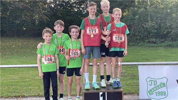 Beim 3x800-Meter-Lauf siegte die Staffel des TV Langen vor TSV Wehdel. Auf dem Foto von links: Felix van Kempen, Flynn Ahlers, Karl Hemmy (alle Wehdel), Thede von Holten, Leon Wehrmann, Luis Brockmann (alle Langen).