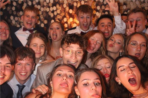 Beim Abiball am Samstag feierten die frisch gebackenen Abiturienten und Abiturie...