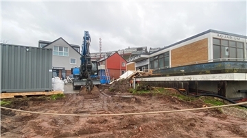 Beim alten Aquarium auf Helgoland ist ein Bagger im Einsatz. Er schafft Platz für das geplante Bluehouse.