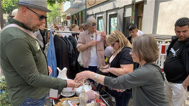 Flohmarkt. Beim Anwohnerflohmarkt in der „Alten Bürger“ laden Stände und Musik zum Stöbern und Verweilen ein.