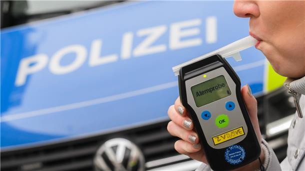 Unterwegs mit Rasenmäher: Betrunkener holt mehr Bier Beim Atemalkoholtest kam heraus: Der Promillewert lag im Bereich einer Verkehrsstraftat. (Symbolbild)