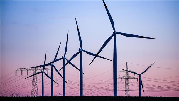 Aufwärtstrend bei Ausbau von Windrädern an Land Beim Ausbau von Windrädern an Land ist ein Aufwärtstrend zu beobachten.