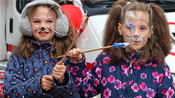 Kinder- und Jugendhaus feiert mit einem Frühlingsfest seinen 40. Geburtstag Das Foto zeigt zwei Mädchen, die mit Seifenblasen hantieren