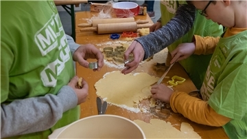 Das Foto zeigt Kinder beim Plätzchen backen. 