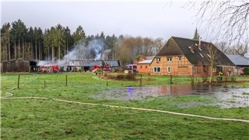 Beim Band einer Lagerhalle in Unterstedt bei Rotenburg ist beträchtlicher Sachschaden entstanden. Die Ursache des Feuers ist noch unbekannt.