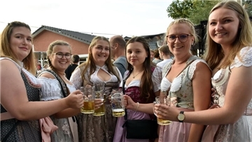 Das Foto zeigt Frauen im Dirndl. 
