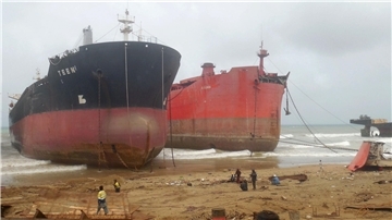 Beim „Beaching“ werden große Schiffe – hier an der Küste vor Gadani in Pakistan – auf Grund gesetzt, damit sie abgewrackt werden können. Nun gibt es für das Abwracken von Schiffen ein neues Regelwerk: die Hong Kong Convention.