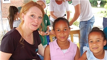 Beim Bilder malen unter dem Sonnendach ließ es sich auch bei Hitze aushalten: Andrea, Zuri und Nia (von links) hatten Spaß beim Kinder- und Familienfest „Little motion“.