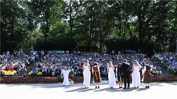 Beim Blütenfest im ostfriesischen Wiesmoor wählt das Publikum die neue Blütenkönigin und zwei Prinzessinen. Drei junge Frauen bilden das neue Blütenkönigshaus. 
