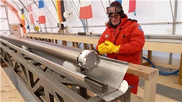 Gebohrter Eiskern beim Projekt "Beyond EPICA" in der Antarktis