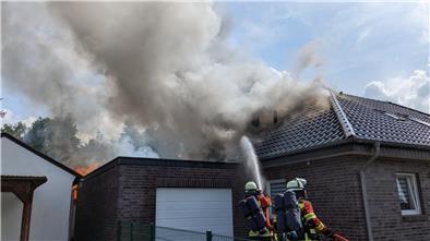 Beim Brand eines Einfamilienhauses in Rotenburg in der Straße Imkersfeld ist am Mittwochnachmittag Sachschaden in noch unbekannter Höhe entstanden. Auch die Ursache des Feuers ist unbekannt. Menschen wurden zum Glück nicht verletzt.