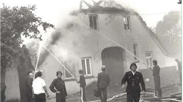Beim Brand im Juni 1969 gelang es den Freiwilligen Feuerwehren aus Nordenham, Abbehausen und Phiesewarden, die Galerie und das Wohnhaus zu löschen. Das Wirtschaftsgebäude konnte nicht gerettet werden.