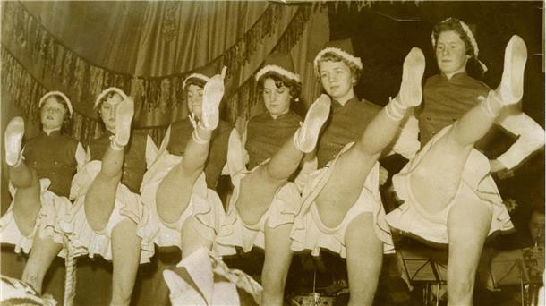 Mit Maske und Pappnase: Karnvelsspaß in Nordenham und Butjadingen Beim Burhaver Karneval1960.