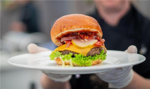 Beim Catering im V.I.P.-Bereich gibt es hingegen echte Delikatessen: Zum Beispiel diesen Black Angus Beef Burger.