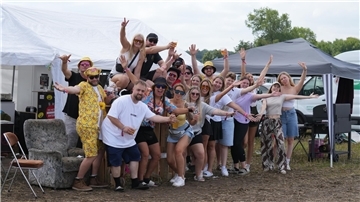 Eine Gruppe von Menschen steht auf dem Zeltplatz des Deichbrand-Festivals 2025 im Kreis Cuxhaven.