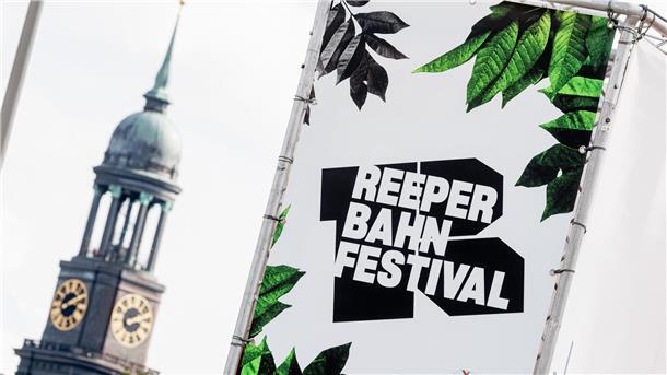 Banner mit der Aufschrift "Reeperbahnfestival".