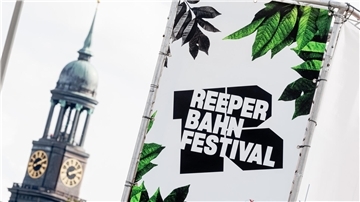 Banner mit der Aufschrift "Reeperbahnfestival".
