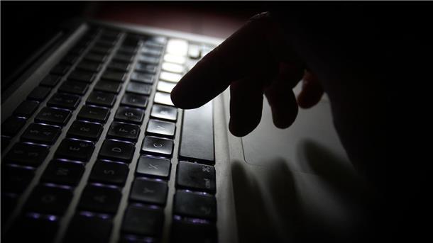 Ein Mann bedient einen Laptop. Beim Digitaltag in der Stadtbibliothek Bremerhaven können sich Besucher über digitale Angebote, Geräte und Hilfen informieren. Eine zentrale Rolle spielt auch die Internetsicherheit.
