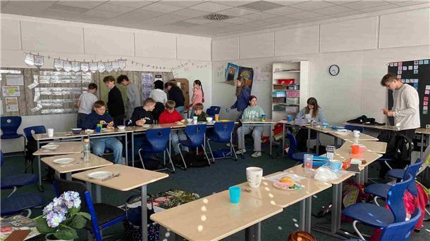 Beim dreitägigen Projekt der Fairtrade-Gruppe der Gemeinde Loxstedt am Gymnasium Loxstedt wurde auch ein faires Frühstück angeboten.
