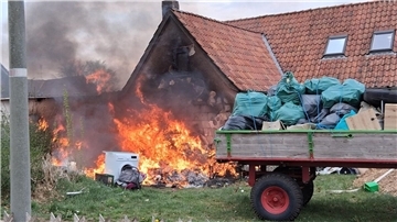Unrat vor einem Haus steht in Flammen.