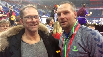 Beim EM-Endspiel 2016 in Krakau traf Thomas Koch (links) seinen ehemaligen Fredenbecker Mitspieler Christian Schwarzer, der bei dem Turnier in Polen als TV-Experte im Einsatz war. Schwarzer hatte 2007 mit den deutschen Handballern bei der Heim-WM den Titel geholt.