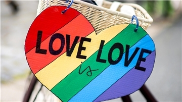 Beim ersten Christopher Street Day in Bremerhaven 2022 zogen rund 1000 „bunte“ Menschen durch die Innenstadt. Am Sonnabend findet der zweite statt.