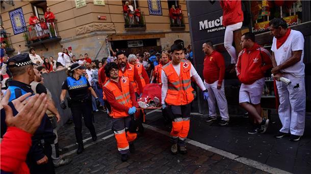Brummschädel und Prellungen bei Stierhatz in Pamplona Beim ersten Lauf wurden sechs Menschen verletzt.