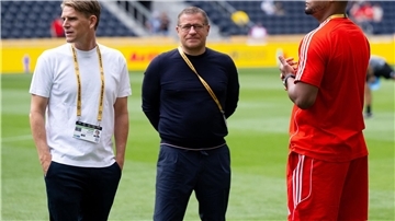 Beim ersten WM-Spiel waren Sportdirektor Christoph Freund (l) und Sportvorstand Max Eberl in den USA noch vereint. Rechts Trainer Vincent Kompany.