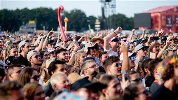 Beim Festival Deichbrand in Nordholz im Landkreis Cuxhaven standen mehr als 120 nationale und internationale Künstlerinnen und Künstler auf dem Programm - aus den Bereichen Hip-Hop, Electro, Pop, Rock, Alternative, Indie und Metal. Täglich waren rund 60.000 Musikfans auf dem Festivalgelände.