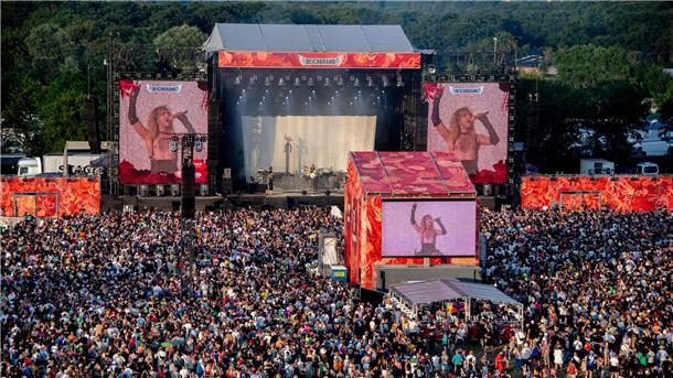 Beim Festival Deichbrand in Nordholz im Landkreis Cuxhaven standen mehr als 120 nationale und internationale Künstlerinnen und Künstler auf dem Programm. Darunter war auch die Band Tokio Hotel. Täglich waren rund 60.000 Musikfans auf dem Festivalgelände.