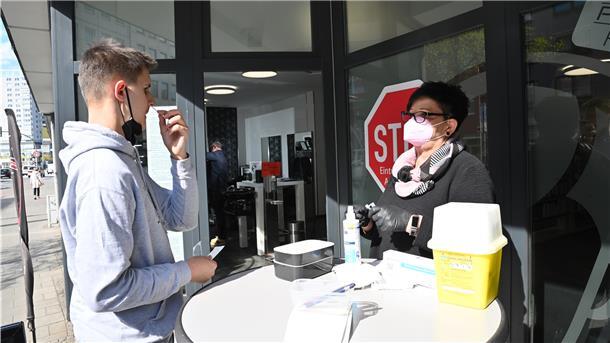 Beim Friseursalon „Hauptsache“ sind jetzt Corona-Tests möglich – nicht nur für die eigene Kundschaft. Praktikant Chris Gebhard und Evelyn Albers demonstrieren, wie das funktioniert.