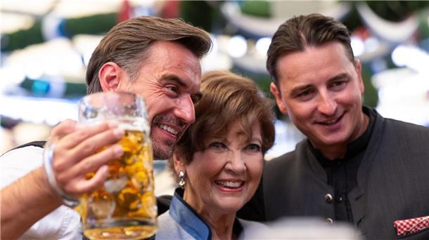 Beim gestrigen Auftakt waren auch Moderator Florian Silbereisen (l-r), Carolin Reiber, ebenfalls Moderatorin, und Sänger Andreas Gabalier in München.