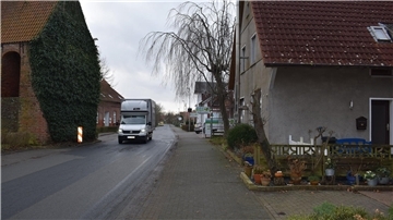 Beim Glockenturm und beim Lebensmittelmarkt wird’s eng in der Ortsdurchfahrt Eckwarden.