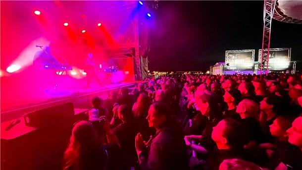 Rund 25.000 Gothic-Fans treffen sich in Hildesheim Beim Gothic-Festival M’era Luna 2022 ist die Band COVENANT auf der Bühne.