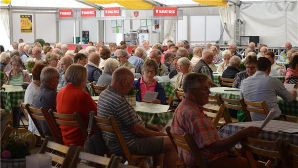 Beim Gottesdienst auf der Tarmstedter Ausstellung singen die Besucher laut die Lieder mit und unterstützen den Posaunenchor.