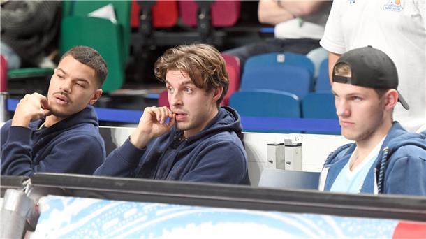 Beim Heimspiel gegen die Tigers Tübingen mussten (von links) Jarelle Reischel, Lennard Larysz und Carlo Meyer zuschauen. Bei einem aus dem Eisbären-Trio stehen die Chancen für ein Comeback gegen Quakenbrück aber gut.