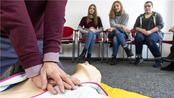 Herzdruckmassagen können Leben retten. Je früher mit der Reanimation begonnen wird, desto höher die Überlebenschancen der Patienten. 