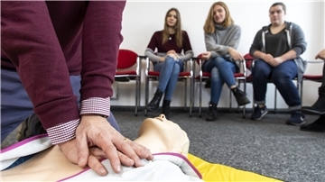 Herzdruckmassagen können Leben retten. Je früher mit der Reanimation begonnen wird, desto höher die Überlebenschancen der Patienten. 