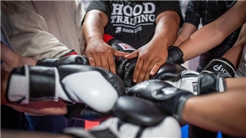 Beim Hood Training soll auch die Gemeinschaft unter den Jugendlichen gestärkt werden. Das Boxtraining mit Sozialarbeit findet in Bremerhaven in den Räumen einer Moschee in Lehe statt, im Sommer auch im Freien. Foto: Hartmann