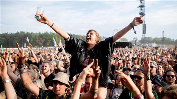 Ein Bild vom Hurricane Festival in Scheeßel. Eine Frau sitzt auf den Schultern eines Mannes und streckt die Arme von sich. Beim Hurricane-Festival in Scheeßel sollen auch Musikfans Spaß haben, die wegen einer Behinderung auf Unterstützung angewiesen sind.