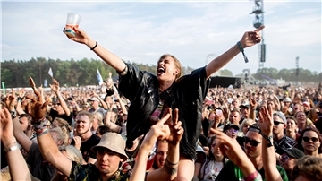 Ein Bild vom Hurricane Festival in Scheeßel. Eine Frau sitzt auf den Schultern eines Mannes und streckt die Arme von sich. Beim Hurricane-Festival in Scheeßel sollen auch Musikfans Spaß haben, die wegen einer Behinderung auf Unterstützung angewiesen sind.