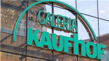 Beim insolventen Warenhauskonzern Galeria Karstadt Kaufhof sieht die Geschäftsführung keinen Spielraum für höhere Gehälter.