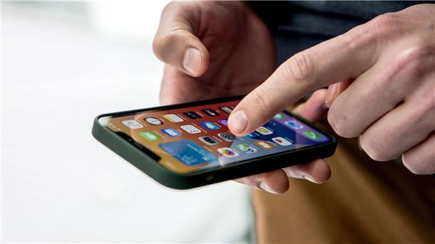 Apple aktualisiert iPhone 12 in Frankreich Beim iPhone 12 soll der Grenzwert für unmittelbaren Körperkontakt - etwa in der Hand oder in der Hosentasche - überschritten worden sein.