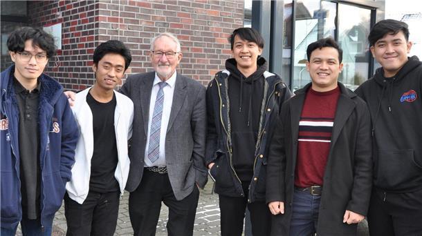 Bild von Gastronom Udo Venema mti fünf Mitarbeitern aus Indonesien.