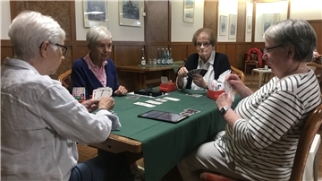 Beim Kartenspiel „Bridge“ ist höchste Konzentration gefragt.