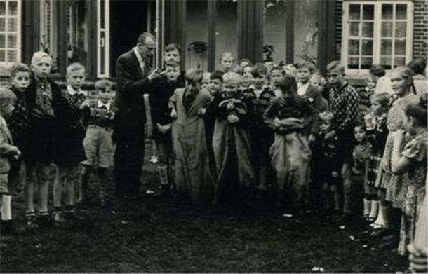 Beim Kinderfest an der Pastorei in Abbehausen 1953 sorgte Pastor Wilke selbst dafür, dass beim Sackhüpfen alles mit rechten Dingen zuging.