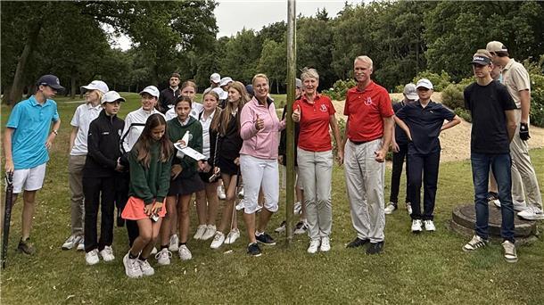 Junge Golfer stehen auf dem Platz