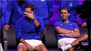 Beim letzten Spiel von Roger Federer (l) flossen auch bei Rafael Nadal (r)die Tränen.