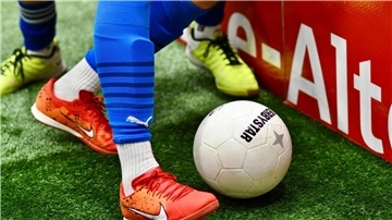 Spielszene beim Hallenfußball.
